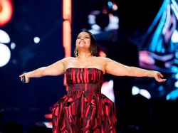 Foto: Gaya Nelly Furtado Penuh Percaya Diri, Berjuang Lawan Body Shamming