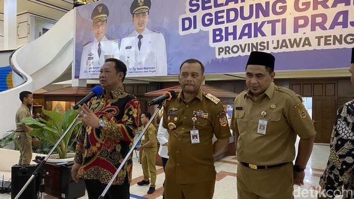 Wakil Ketua KPK RI Fitroh Rohcahyanto (kiri), Gubernur Jateng Ahmad Luthfi (tengah), Wakil Gubernur Jateng Taj Yasin Maimoen (kanan), di Kantor Gubernur Jateng, Senin (30/3/2026).