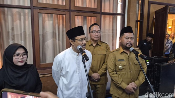 Gus Ipul saat berada di kantor Bupati Gresik