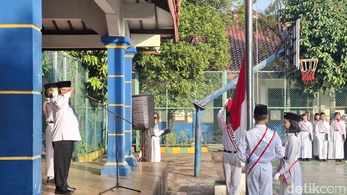 Hari Pertama Masuk Sekolah, Mendikdasmen Pimpin Upacara di SMPN 2 Depok