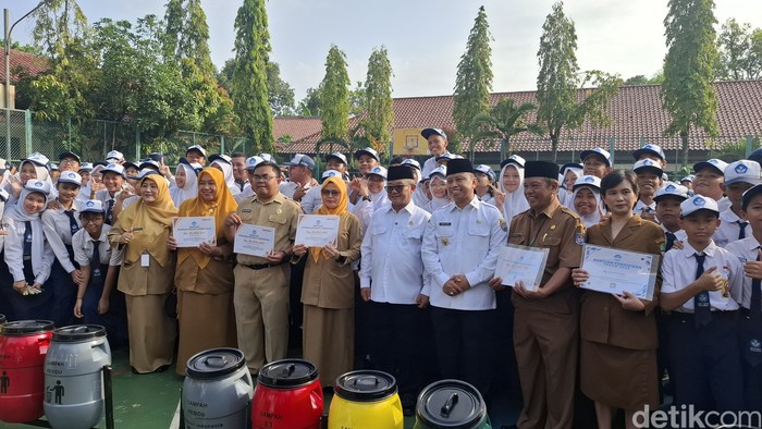 Hari pertama sekolah, upacara dipimpin Mendikdasmen, Senin (30/3/2026).