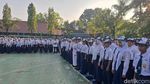 Hari Pertama Masuk Sekolah, Mendikdasmen Pimpin Upacara di SMPN 2 Depok