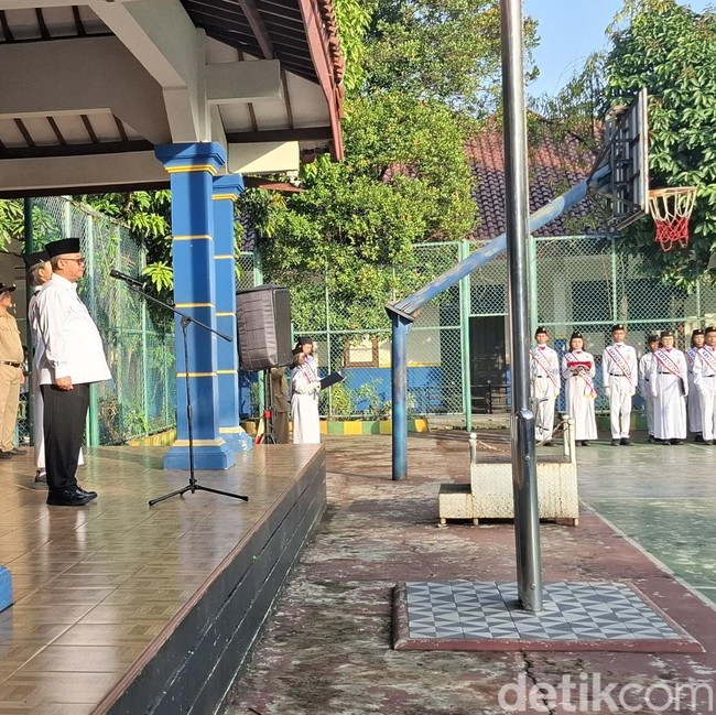 Hari Pertama Masuk Sekolah, Mendikdasmen Pimpin Upacara di SMPN 2 Depok
