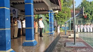 Hari Pertama Masuk Sekolah, Mendikdasmen Pimpin Upacara di SMPN 2 Depok