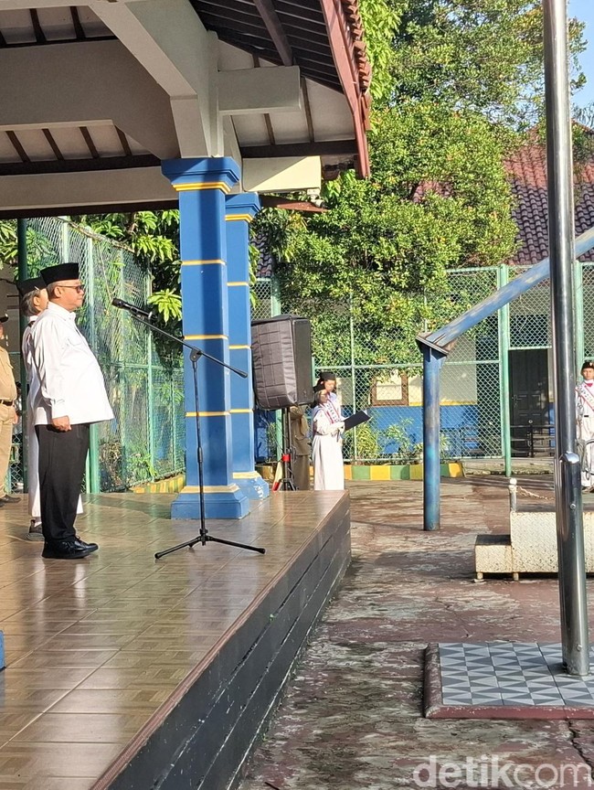Hari Pertama Masuk Sekolah, Mendikdasmen Pimpin Upacara di SMPN 2 Depok