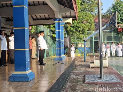 Hari Pertama Masuk Sekolah, Mendikdasmen Pimpin Upacara di SMPN 2 Depok