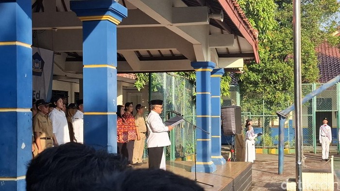 Hari pertama sekolah, upacara dipimpin Mendikdasmen, Senin (30/3/2026).