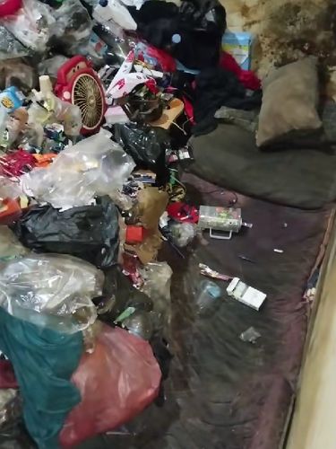Viral pria rapi di BSD simpan sampah di kontrakan selama 7 tahun. Terungkap saat mudik karena kipas menyala, diduga hoarding disorder. Kondisinya sangat kontras.