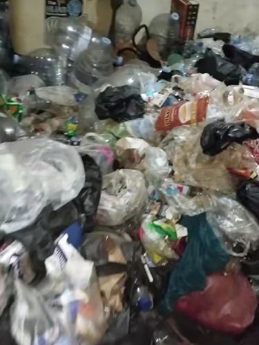 Viral pria rapi di BSD simpan sampah di kontrakan selama 7 tahun. Terungkap saat mudik karena kipas menyala, diduga hoarding disorder. Kondisinya sangat kontras.