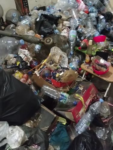 Viral pria rapi di BSD simpan sampah di kontrakan selama 7 tahun. Terungkap saat mudik karena kipas menyala, diduga hoarding disorder. Kondisinya sangat kontras.