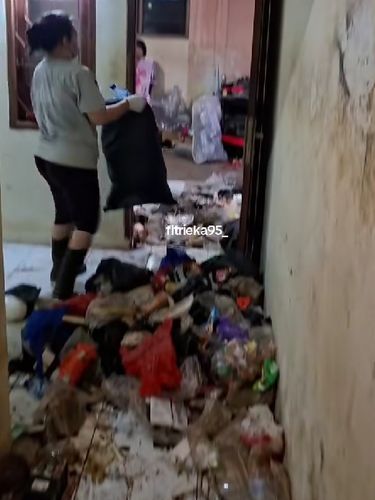 Viral pria rapi di BSD simpan sampah di kontrakan selama 7 tahun. Terungkap saat mudik karena kipas menyala, diduga hoarding disorder. Kondisinya sangat kontras.