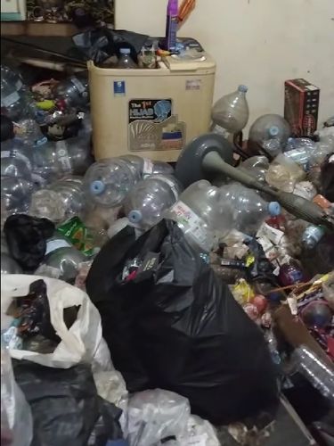 Viral pria rapi di BSD simpan sampah di kontrakan selama 7 tahun. Terungkap saat mudik karena kipas menyala, diduga hoarding disorder. Kondisinya sangat kontras.