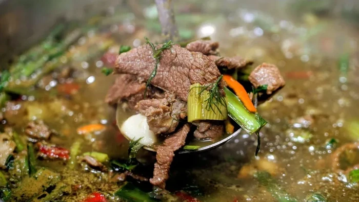 Hot Pot Pakai Kotoran Sapi  di China