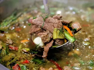 Hot Pot Pakai Kotoran Sapi Digemari di China, Kayak Gimana Rasanya?
