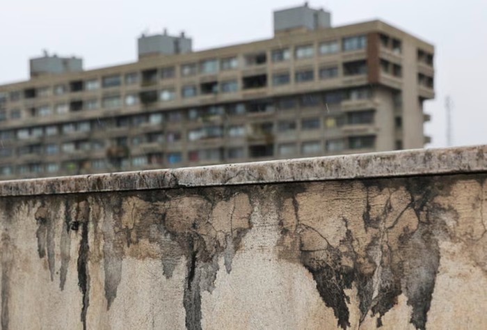 Hujan yang membawa kotoran meninggalkan jelaga hitam di tanah di Teheran.