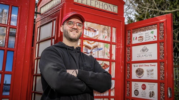 Ide Antimainstream! Pria Ini Jualan Tiramisu dari Boks Telepon Merah