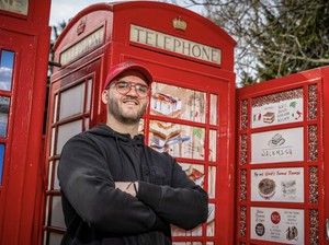 Ide Antimainstream! Pria Ini Jualan Tiramisu dari Boks Telepon Merah