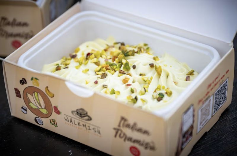 Ide Antimainstream! Pria Ini Jualan Tiramisu dari Boks Telepon Merah Ide Antimainstream! Pria Ini Jualan Tiramisu dari Boks Telepon Merah