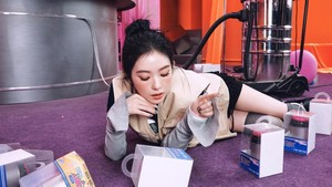 Di saat yang sama, lagu Biggest Fan juga bermakna bahwa Irene adalah penggemar berat dari Reveluv, para penggemarnya. Lewat lagu ini dia ingin mengekspresikan dukungan satu sama lain. (Foto: dok. SM Entertainment)