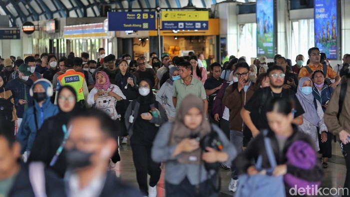 Para penumpang kereta api komuter keluar dari Stasiun Palmerah menuju TransJakarta dan ojek online di Jakarta, Senin (30/3/2026).