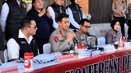 Kapolda Bali, Irjen Daniel Adityajaya, saat konferensi pers perkembangan kasus penculikan dan mutilasi WN Ukraina di kantornya, Senin (30/3/2026). (Abid Ahmad Ibrahim/detikBali)