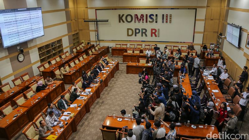 Kasus Video Desa, Komisi III DPR Minta Penangguhan Penahanan Amsal Sitepu Komisi III DPR RI meminta penangguhan penahanan terhadap Amsal Sitepu dalam kasus dugaan korupsi pembuatan video profil desa di Kabupaten Karo, Sumatera Utara. Permintaan tersebut disampaikan dalam rapat yang digelar di Kompleks Parlemen, Senayan, Jakarta, Senin (30/3/2026).