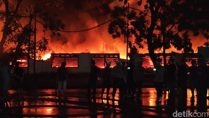 Kebakaran Pabrik Terpal di Bogor