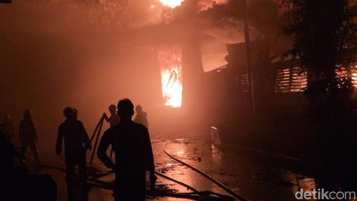 Kebakaran Pabrik Terpal di Bogor