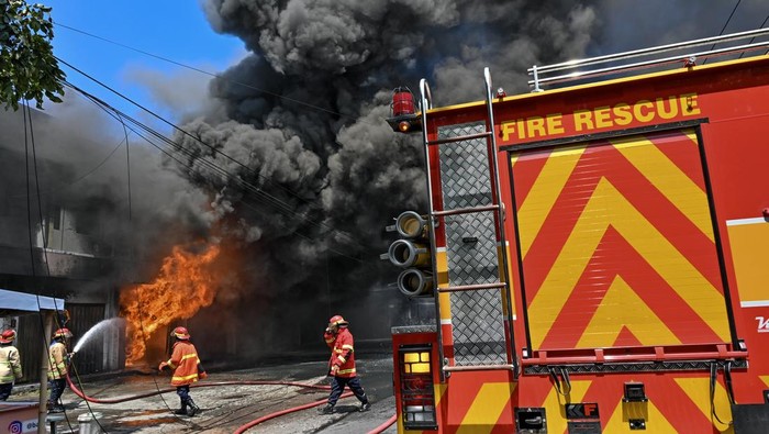 Petugas pemadam  kebakaran melakukan pemadaman api di bangunan rumah toko (ruko) yang terbakar di Jalan Koperasi, Lingkungan Pelembak, Kelurahan Dayan Peken, Ampenan, Mataram, NTB, Senin (30/3/2026). Sebanyak 5 bangunan berupa ruko yang dijadikan gudang oli terdampak kebakaran yang diduga akibat korsleting listrik dan tidak ada korban jiwa pada peristiwa tersebut. ANTARA FOTO/Ahmad Subaidi/sgd