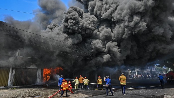 Petugas pemadam  kebakaran melakukan pemadaman api di bangunan rumah toko (ruko) yang terbakar di Jalan Koperasi, Lingkungan Pelembak, Kelurahan Dayan Peken, Ampenan, Mataram, NTB, Senin (30/3/2026). Sebanyak 5 bangunan berupa ruko yang dijadikan gudang oli terdampak kebakaran yang diduga akibat korsleting listrik dan tidak ada korban jiwa pada peristiwa tersebut. ANTARA FOTO/Ahmad Subaidi/sgd
