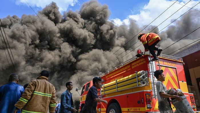 Petugas pemadam  kebakaran melakukan pemadaman api di bangunan rumah toko (ruko) yang terbakar di Jalan Koperasi, Lingkungan Pelembak, Kelurahan Dayan Peken, Ampenan, Mataram, NTB, Senin (30/3/2026). Sebanyak 5 bangunan berupa ruko yang dijadikan gudang oli terdampak kebakaran yang diduga akibat korsleting listrik dan tidak ada korban jiwa pada peristiwa tersebut. ANTARA FOTO/Ahmad Subaidi/sgd