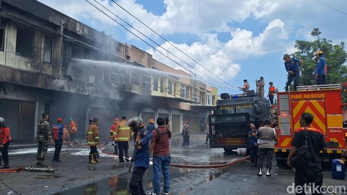 Kebakaran terjadi di gudang oli di Jalan Koperasi, Dayen Peken, Pelembak, Ampenan, Kota Mataram, Senin (30/3/2026).