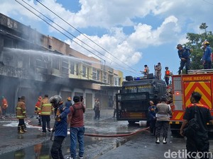 Kebakaran Hebat Gudang Oli di Mataram, Water Cannon Brimob Turut Dikerahkan