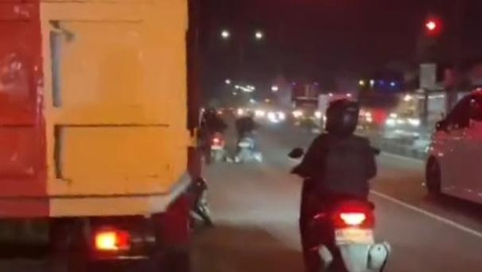 Kondisi truk usai bertabrakan dengan sepeda motor di Jalan Jogja-Solo, Delanggu, Klaten, yang mengakibatkan 1 orang tewas, Senin (30/3/2026).