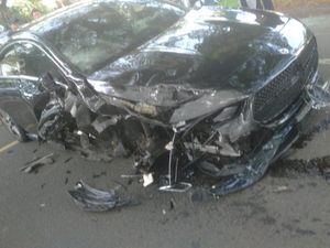 Tabrakan Mercy Vs Xpander hingga Ringsek di Serpong, 1 Orang Terluka