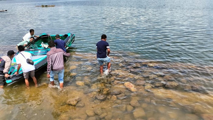 Kecelakaan tunggal perahu wisata di Danau Kerinci, Kerinci, Jambi