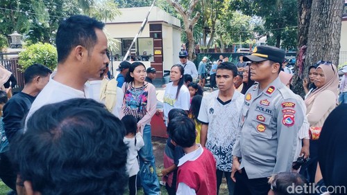 Keluarga korban Arif Rahmani berunjuk rasa di depan PN Dompu, Senin (30/3/2026).
