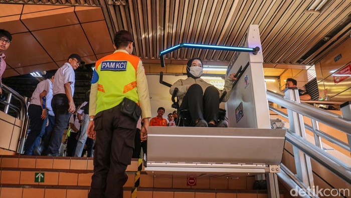 Inovasi layanan transportasi publik kembali hadir di Stasiun Cikini. Kini, stasiun yang berada di kawasan pusat ibu kota tersebut dilengkapi fasilitas platform lift khusus untuk penyandang disabilitas dan pengguna berkebutuhan khusus lainnya.