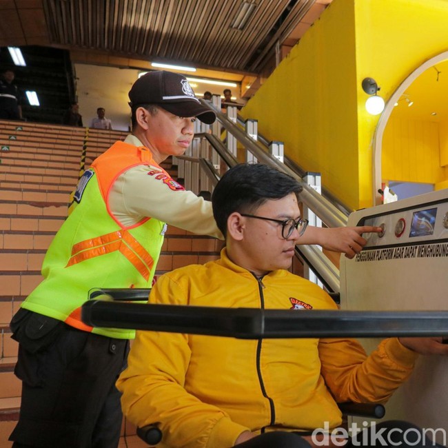 Keren! Stasiun Cikini Kini Punya Lift Khusus Disabilitas