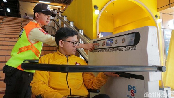 Keren! Stasiun Cikini Kini Punya Lift Khusus Disabilitas