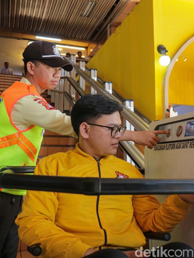 Keren! Stasiun Cikini Kini Punya Lift Khusus Disabilitas