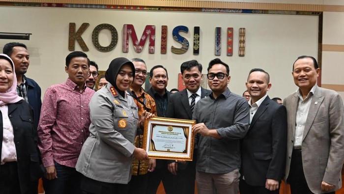 Komisi III DPR RI memberi penghargaan Aryasêvā Sammāna Nusantara kepada Kapolres Metro Bekasi, Kombes Sumarni
