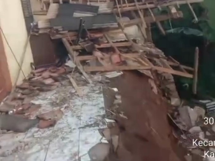Kondisi rumah ambruk di Rancakalong, Sumedang.