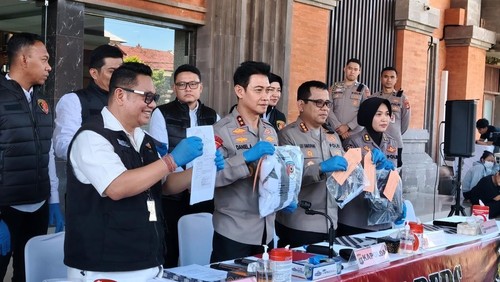 Konferensi pers perkembangan kasus penculikan dan mutilasi WN Ukraina di Mapolda Bali, Senin (30/3/2026). (Abid Ahmad Ibrahim/detikBali)
