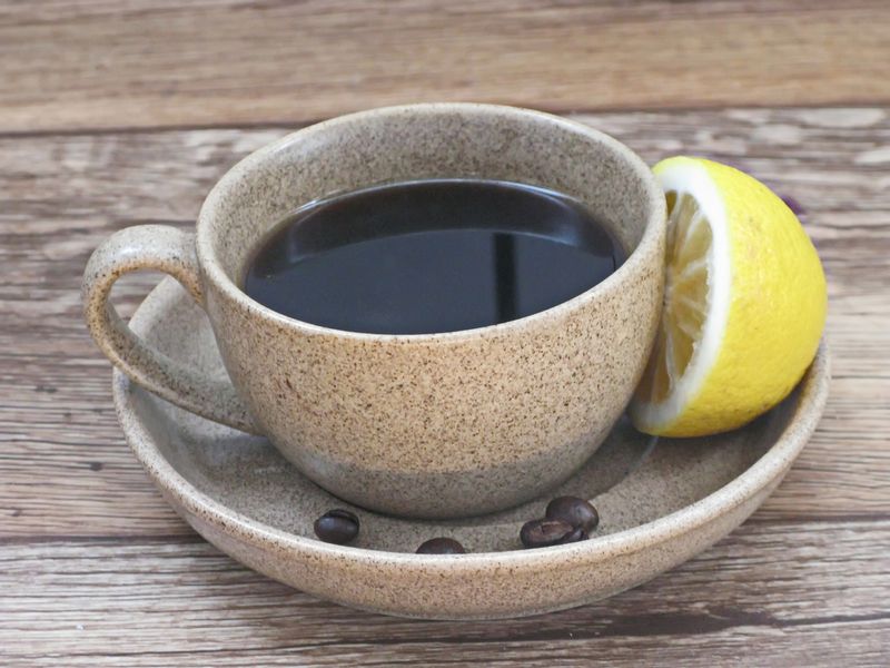 Racikan kopi campur lemon