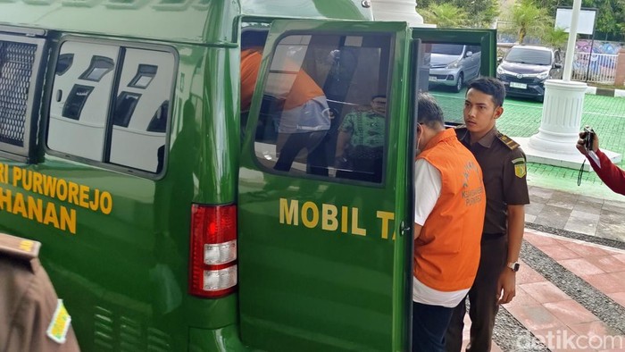 Tersangka dugaan korupsi proyek mini zoo saat dibawa ke dalam mobil tahanan Kejari Purworejo, Senin (30/3/2026).