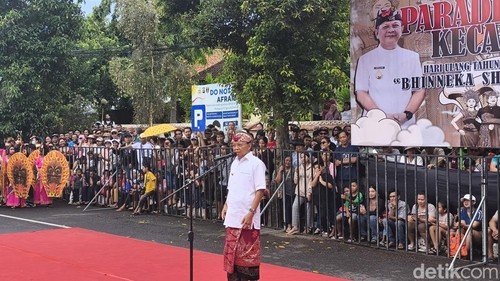 Gubernur Bali Wayan Koster saat membuka parade budaya serangkaian HUT Kota Singaraja ke 422, Senin (30/3/2026).
