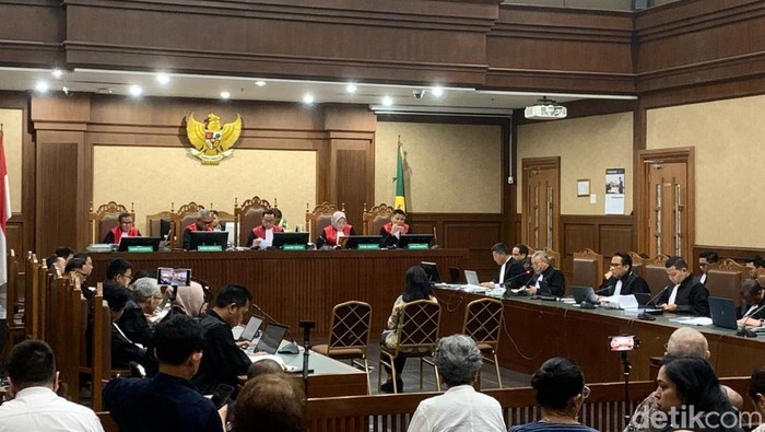 Kubu eks Mendikbudristek Nadiem Makarim menyampaikan protes. (Mulia B/detikcom)