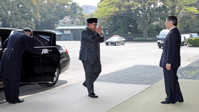 Indonesian President Prabowo Subianto is welcomed by Japanese Emperor Naruhito upon his arrival for an audience and luncheon at the Imperial Palace, in Tokyo, Japan, March 30, 2026. (REUTERS/Issei Kato)