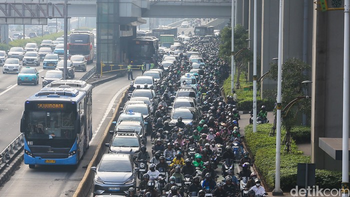 Sejumlah kendaraan melintas di Jalan Gatot Subroto, Jakarta, Senin (30/3/2026).